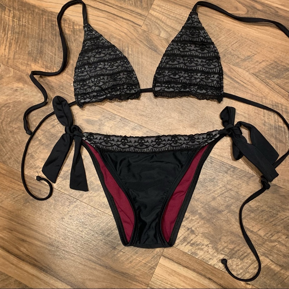Hurley bikini with black lace skulls